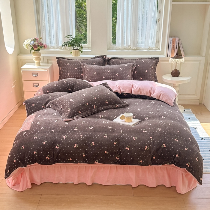 91家纺网 家纺一手货源 找家纺 欧尚 2025新款高克重牛奶绒加厚保暖印花床盖四件套 灰樱桃