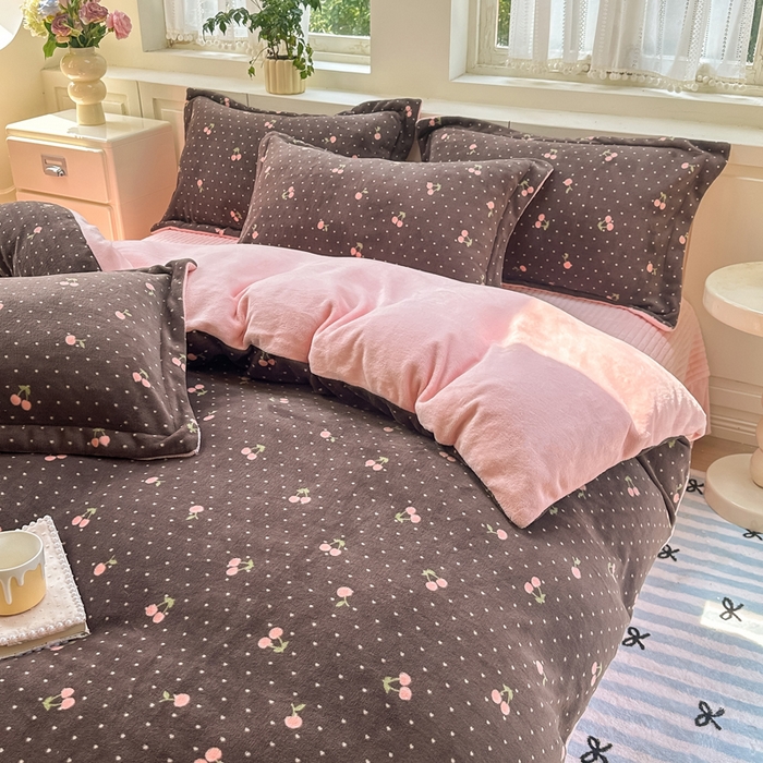 91家纺网 家纺一手货源 找家纺 欧尚 2025新款高克重牛奶绒加厚保暖印花床盖四件套 灰樱桃