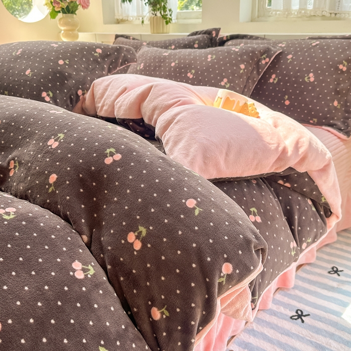 91家纺网 家纺一手货源 找家纺 欧尚 2025新款高克重牛奶绒加厚保暖印花床盖四件套 灰樱桃