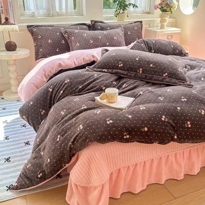 91家纺网 家纺一手货源 找家纺 欧尚 2025新款高克重牛奶绒加厚保暖印花床盖四件套 灰樱桃