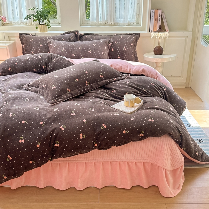 91家纺网 家纺一手货源 找家纺 欧尚 2025新款高克重牛奶绒加厚保暖印花床盖四件套 灰樱桃