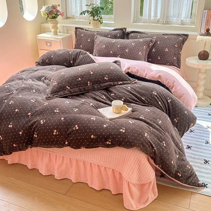91家纺网 家纺一手货源 找家纺 欧尚 2025新款高克重牛奶绒加厚保暖印花床盖四件套 灰樱桃
