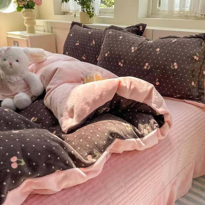 91家纺网 家纺一手货源 找家纺 欧尚 2025新款高克重牛奶绒加厚保暖印花床盖四件套 灰樱桃