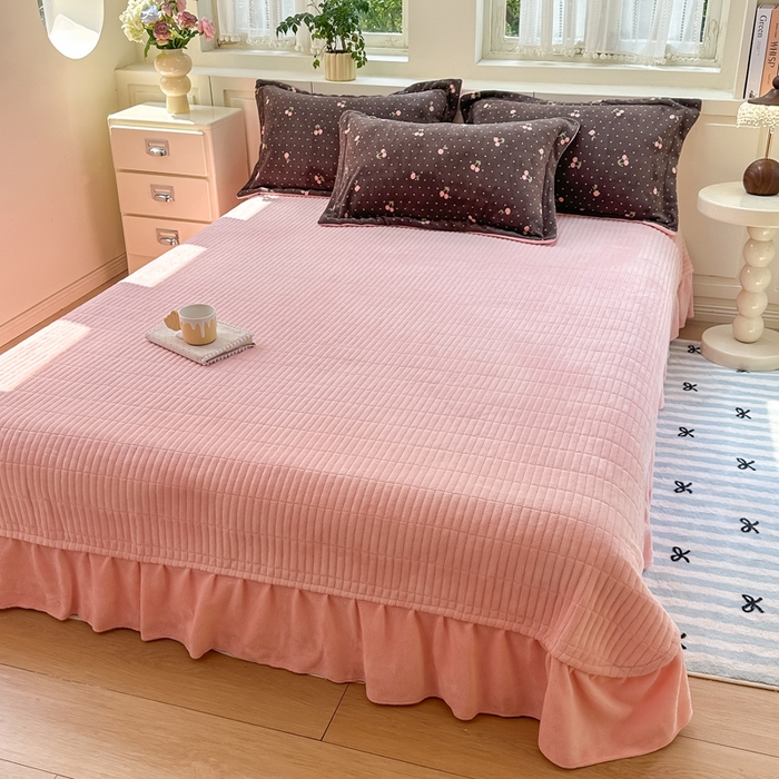 91家纺网 家纺一手货源 找家纺 欧尚 2025新款高克重牛奶绒加厚保暖印花床盖四件套 灰樱桃