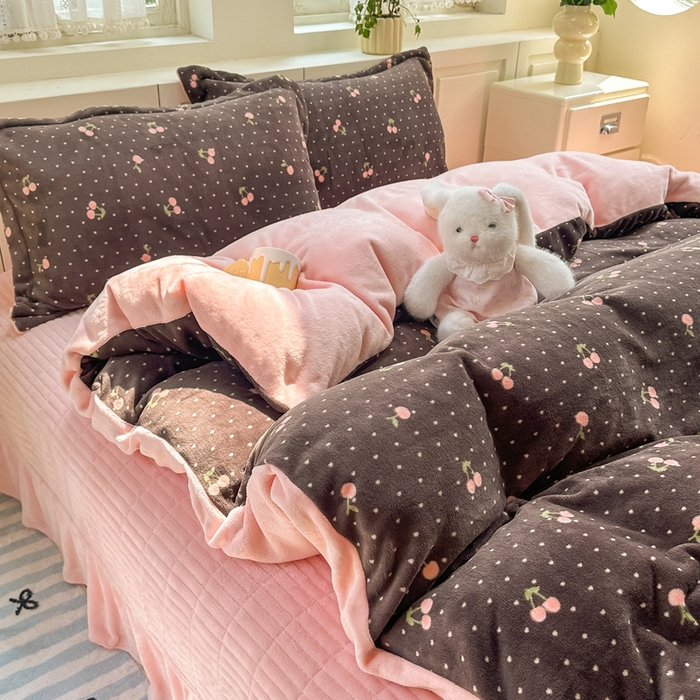 91家纺网 家纺一手货源 找家纺 欧尚 2025新款高克重牛奶绒加厚保暖印花床盖四件套 灰樱桃