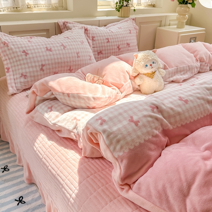 91家纺网 家纺一手货源 找家纺 欧尚 2025新款高克重牛奶绒加厚保暖印花床盖四件套 洁美粉