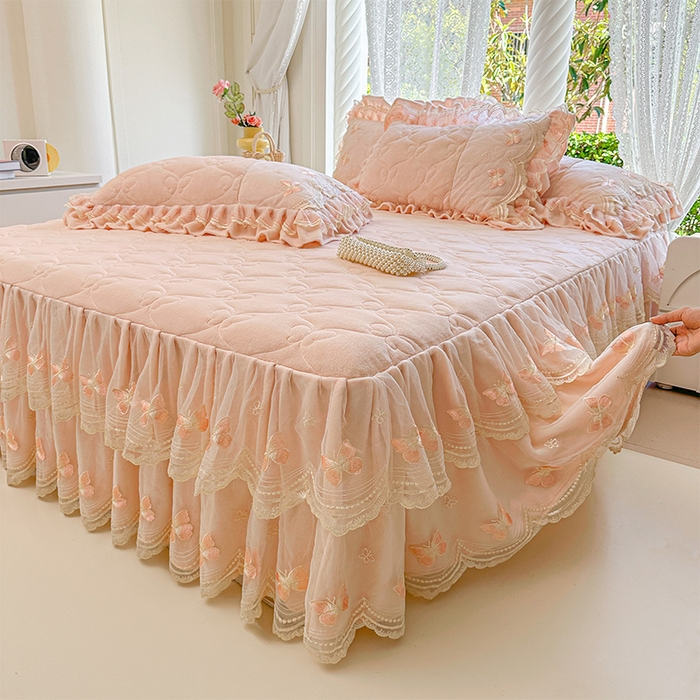 91家纺网 家纺一手货源 找家纺 虹星家纺 2025新款花边牛奶绒床裙三件套系列 蝶恋-粉玉