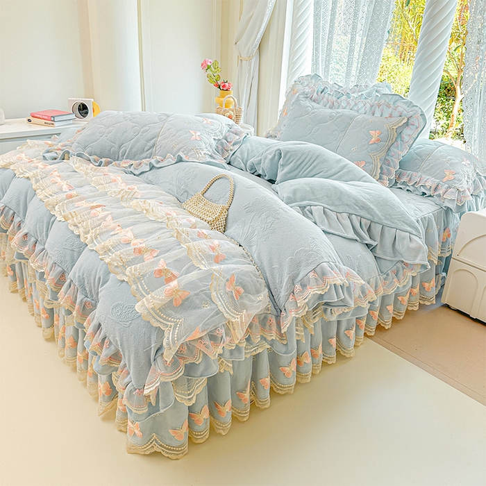 91家纺网 家纺一手货源 找家纺 虹星家纺 2025新款花边牛奶绒床裙三件套系列 蝶恋-天空蓝