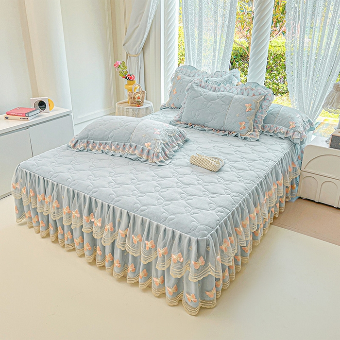 91家纺网 家纺一手货源 找家纺 虹星家纺 2025新款花边牛奶绒床裙三件套系列 蝶恋-天空蓝