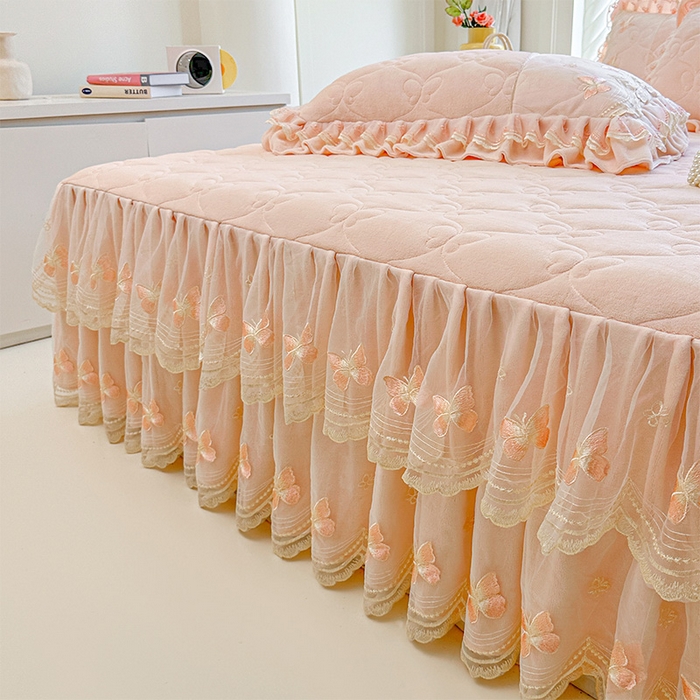 91家纺网 家纺一手货源 找家纺 虹星家纺 2025新款花边牛奶绒床裙三件套系列 蝶恋-粉玉