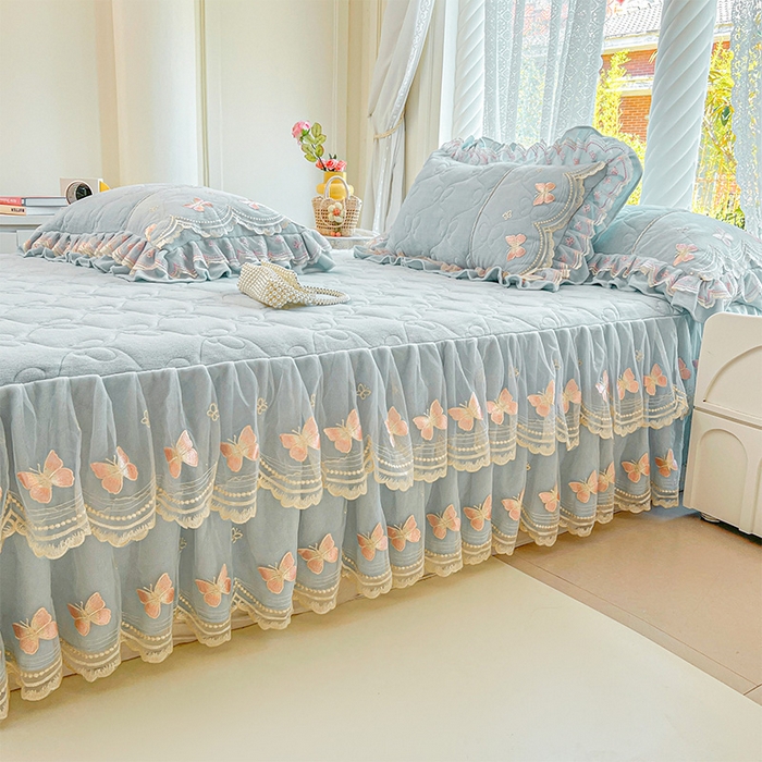 91家纺网 家纺一手货源 找家纺 虹星家纺 2025新款花边牛奶绒床裙三件套系列 蝶恋-天空蓝