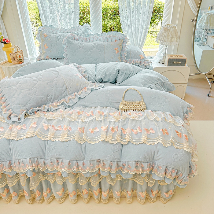 91家纺网 家纺一手货源 找家纺 虹星家纺 2025新款花边牛奶绒床裙三件套系列 蝶恋-天空蓝