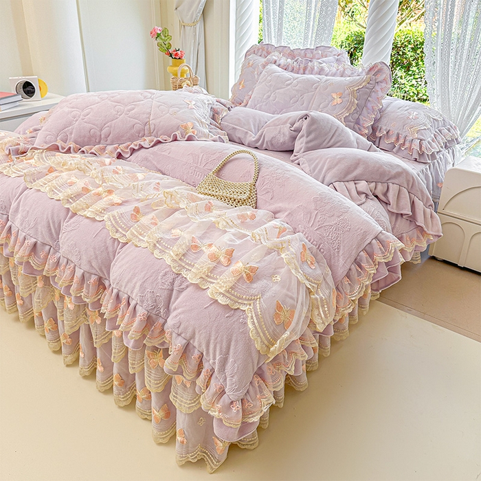 91家纺网 家纺一手货源 找家纺 虹星家纺 2025新款花边牛奶绒床裙三件套系列 蝶恋-葡萄紫