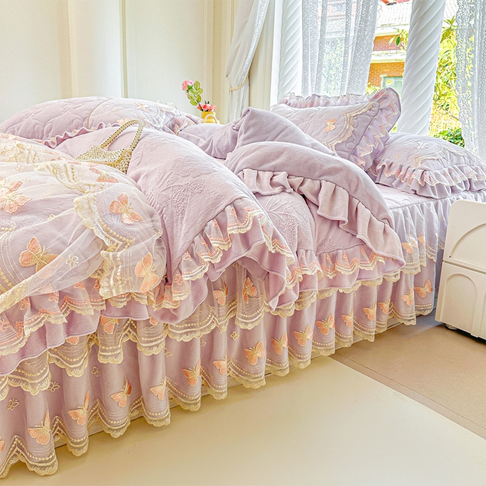 91家纺网 家纺一手货源 找家纺 虹星家纺 2025新款花边牛奶绒床裙三件套系列 蝶恋-葡萄紫