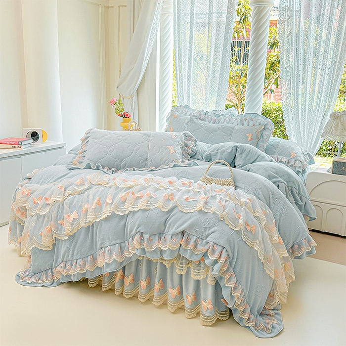 91家纺网 家纺一手货源 找家纺 虹星家纺 2025新款花边牛奶绒床裙三件套系列 蝶恋-天空蓝