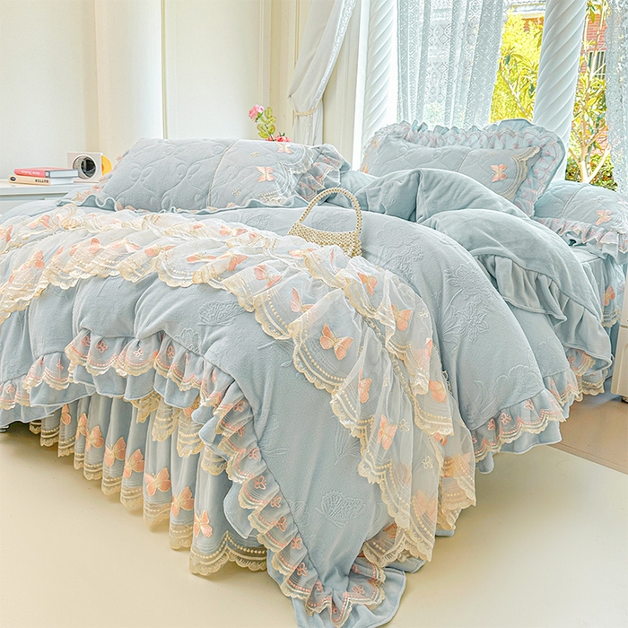 91家纺网 家纺一手货源 找家纺 虹星家纺 2025新款花边牛奶绒床裙三件套系列 蝶恋-天空蓝