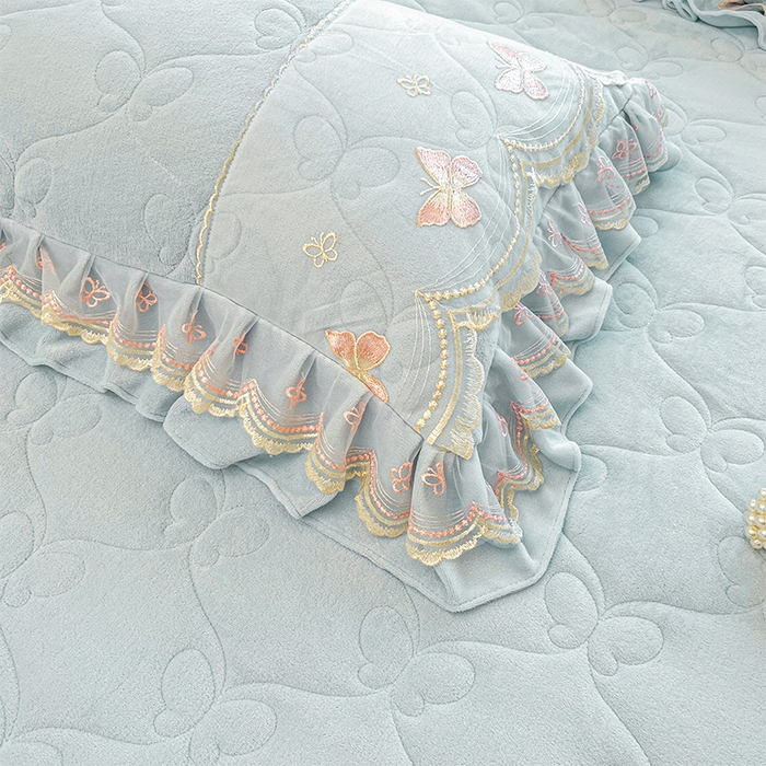 91家纺网 家纺一手货源 找家纺 虹星家纺 2025新款花边牛奶绒床裙三件套系列 蝶恋-天空蓝