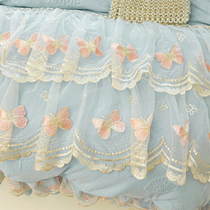 91家纺网 家纺一手货源 找家纺 虹星家纺 2025新款花边牛奶绒床裙三件套系列 蝶恋-天空蓝