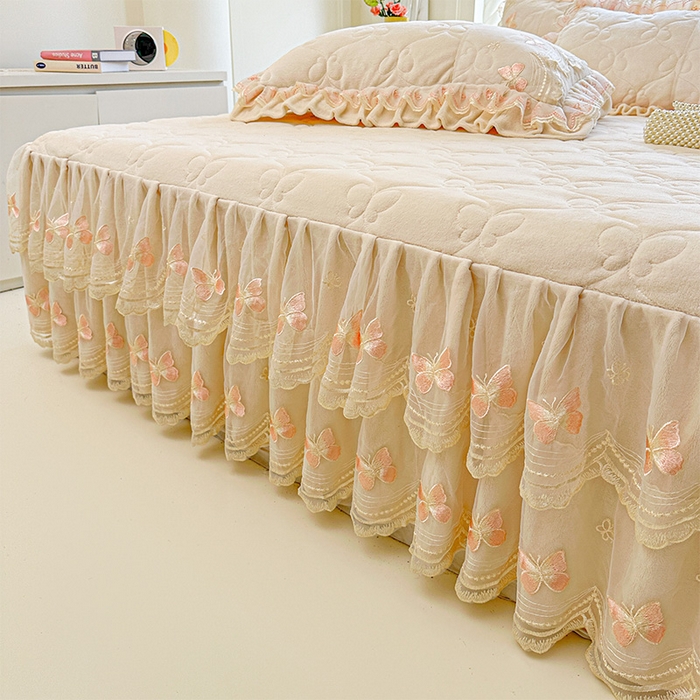 91家纺网 家纺一手货源 找家纺 虹星家纺 2025新款花边牛奶绒床裙三件套系列 蝶恋-奶茶色