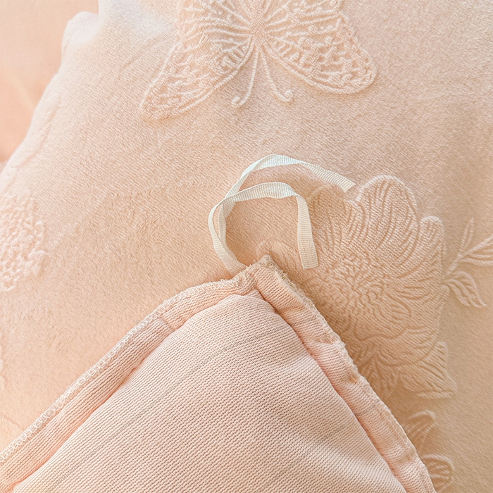 91家纺网 家纺一手货源 找家纺 虹星家纺 2025新款花边牛奶绒床裙三件套系列 蝶恋-粉玉