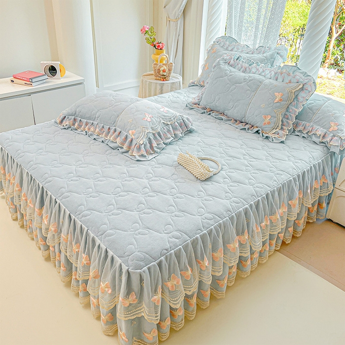 91家纺网 家纺一手货源 找家纺 虹星家纺 2025新款花边牛奶绒床裙三件套系列 蝶恋-天空蓝