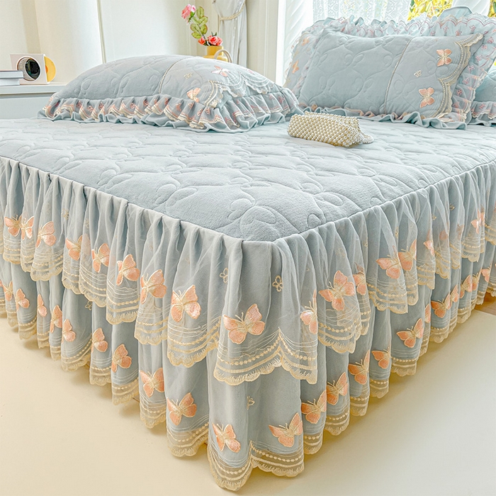 91家纺网 家纺一手货源 找家纺 虹星家纺 2025新款花边牛奶绒床裙三件套系列 蝶恋-天空蓝