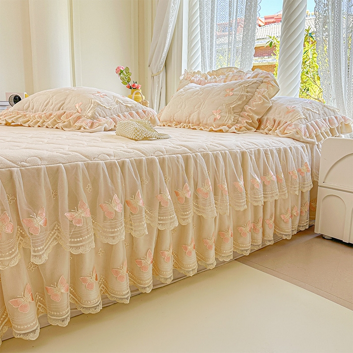 91家纺网 家纺一手货源 找家纺 虹星家纺 2025新款花边牛奶绒床裙三件套系列 蝶恋-奶茶色