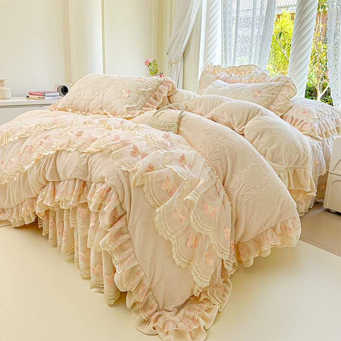 91家纺网 家纺一手货源 找家纺 虹星家纺 2025新款花边牛奶绒床裙三件套系列 蝶恋-奶茶色