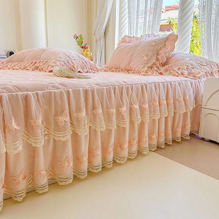 91家纺网 家纺一手货源 找家纺 虹星家纺 2025新款花边牛奶绒床裙三件套系列 蝶恋-粉玉