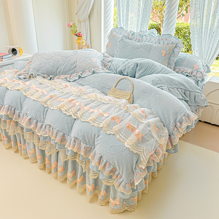 91家纺网 家纺一手货源 找家纺 虹星家纺 2025新款花边牛奶绒床裙三件套系列 蝶恋-天空蓝