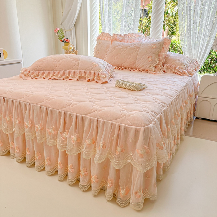 91家纺网 家纺一手货源 找家纺 虹星家纺 2025新款花边牛奶绒床裙三件套系列 蝶恋-粉玉