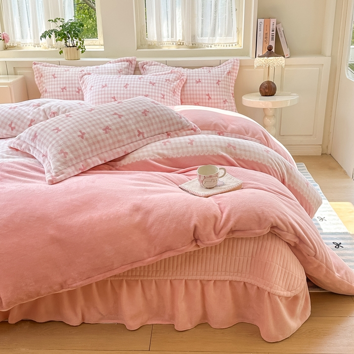 91家纺网 家纺一手货源 找家纺 欧尚 2025新款高克重牛奶绒加厚保暖印花床盖四件套 洁美粉