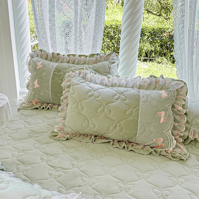 91家纺网 家纺一手货源 找家纺 虹星家纺 2025新款花边牛奶绒床裙三件套系列 蝶恋-抹茶绿