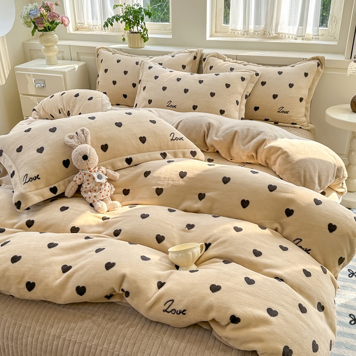 欧尚 2025新款高克重牛奶绒加厚保暖印花床盖四件套 咖爱心