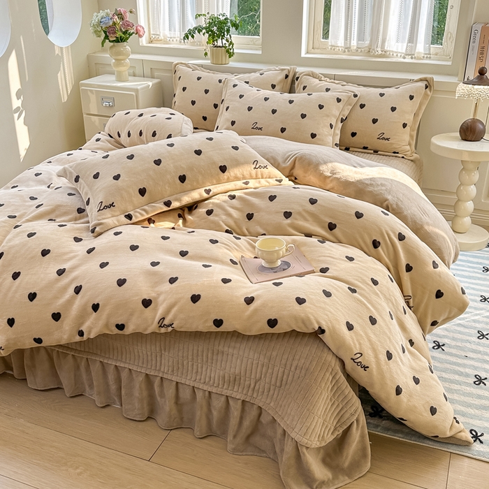 91家纺网 家纺一手货源 找家纺 欧尚 2025新款高克重牛奶绒加厚保暖印花床盖四件套 咖爱心