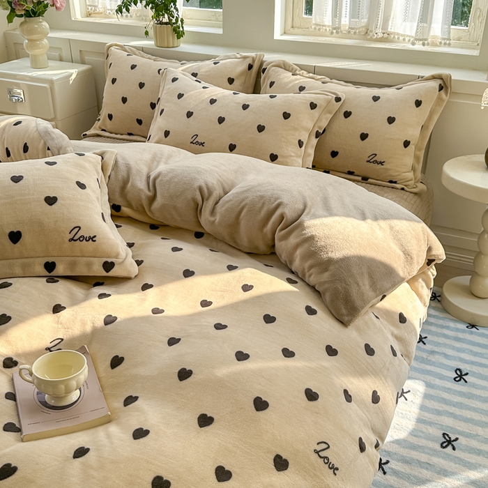 91家纺网 家纺一手货源 找家纺 欧尚 2025新款高克重牛奶绒加厚保暖印花床盖四件套 咖爱心
