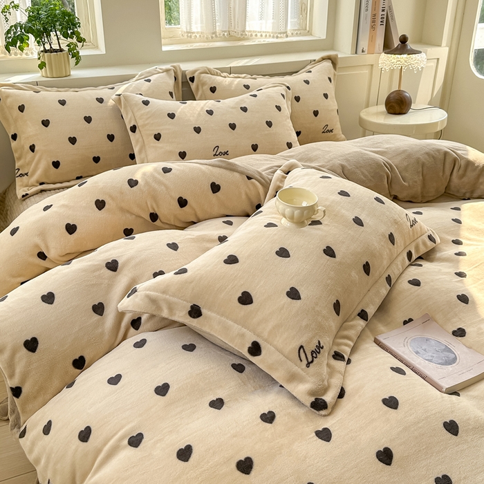 91家纺网 家纺一手货源 找家纺 欧尚 2025新款高克重牛奶绒加厚保暖印花床盖四件套 咖爱心