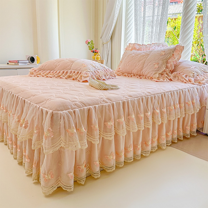 91家纺网 家纺一手货源 找家纺 虹星家纺 2025新款花边牛奶绒床裙三件套系列 蝶恋-粉玉