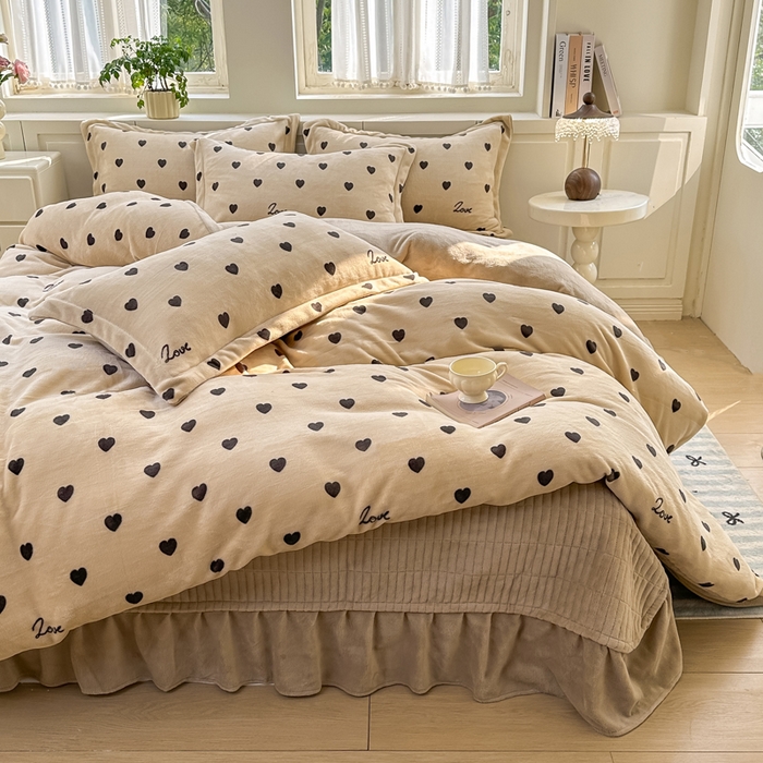 91家纺网 家纺一手货源 找家纺 欧尚 2025新款高克重牛奶绒加厚保暖印花床盖四件套 咖爱心