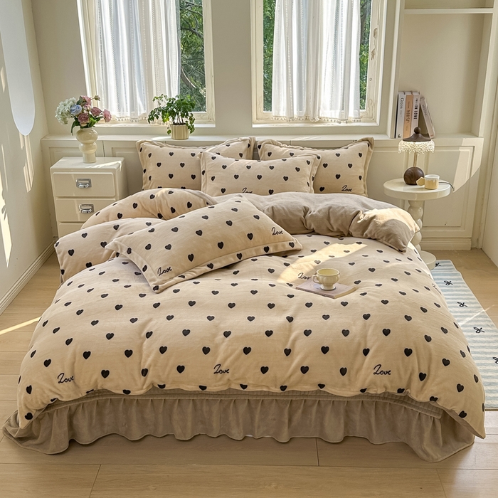 91家纺网 家纺一手货源 找家纺 欧尚 2025新款高克重牛奶绒加厚保暖印花床盖四件套 咖爱心