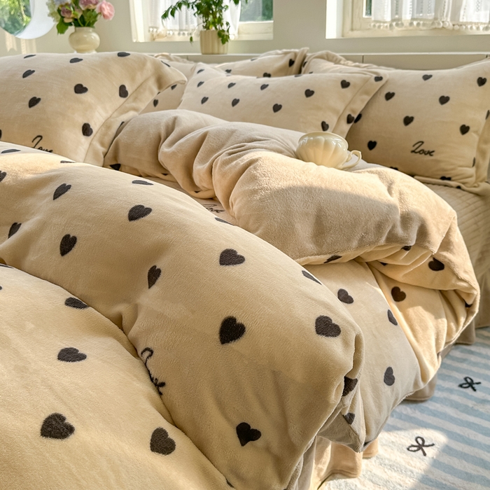 91家纺网 家纺一手货源 找家纺 欧尚 2025新款高克重牛奶绒加厚保暖印花床盖四件套 咖爱心