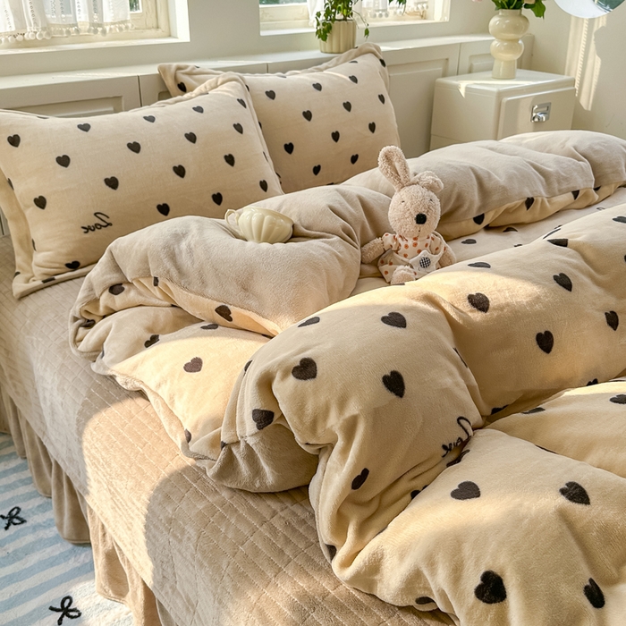 91家纺网 家纺一手货源 找家纺 欧尚 2025新款高克重牛奶绒加厚保暖印花床盖四件套 咖爱心