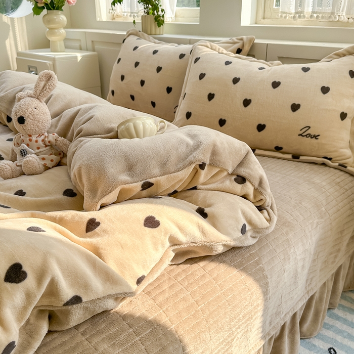 91家纺网 家纺一手货源 找家纺 欧尚 2025新款高克重牛奶绒加厚保暖印花床盖四件套 咖爱心