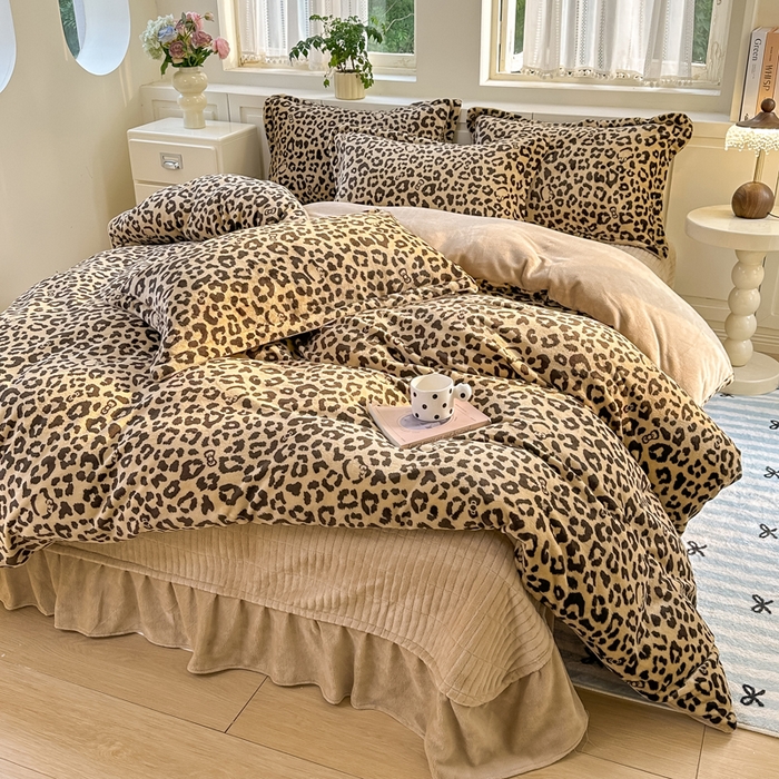 91家纺网 家纺一手货源 找家纺 欧尚 2025新款高克重牛奶绒加厚保暖印花床盖四件套 咖豹纹