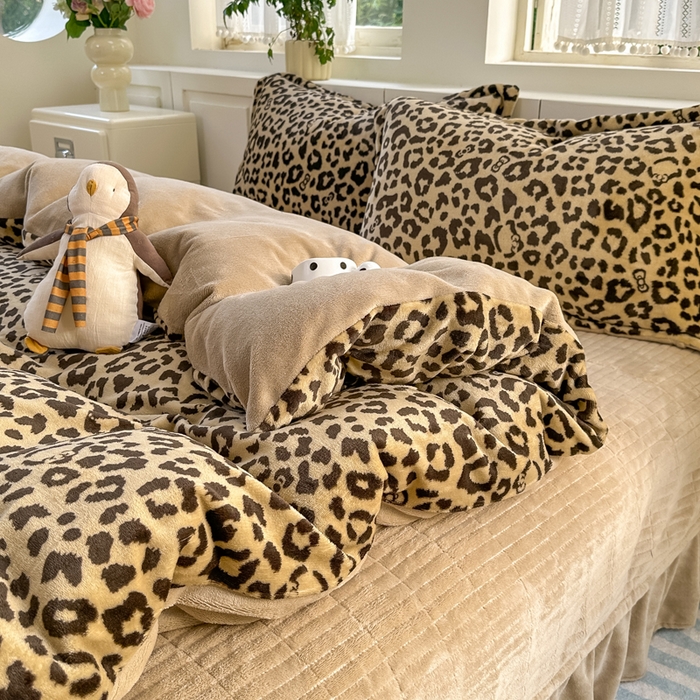 91家纺网 家纺一手货源 找家纺 欧尚 2025新款高克重牛奶绒加厚保暖印花床盖四件套 咖豹纹