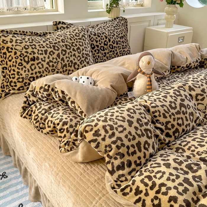 91家纺网 家纺一手货源 找家纺 欧尚 2025新款高克重牛奶绒加厚保暖印花床盖四件套 咖豹纹