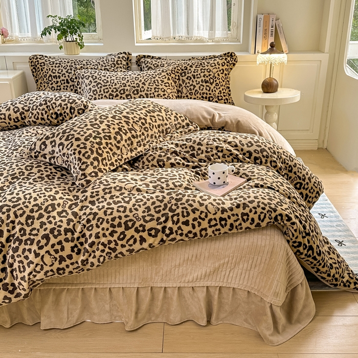 91家纺网 家纺一手货源 找家纺 欧尚 2025新款高克重牛奶绒加厚保暖印花床盖四件套 咖豹纹