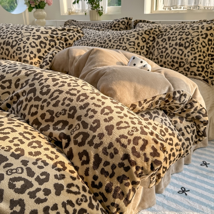 91家纺网 家纺一手货源 找家纺 欧尚 2025新款高克重牛奶绒加厚保暖印花床盖四件套 咖豹纹