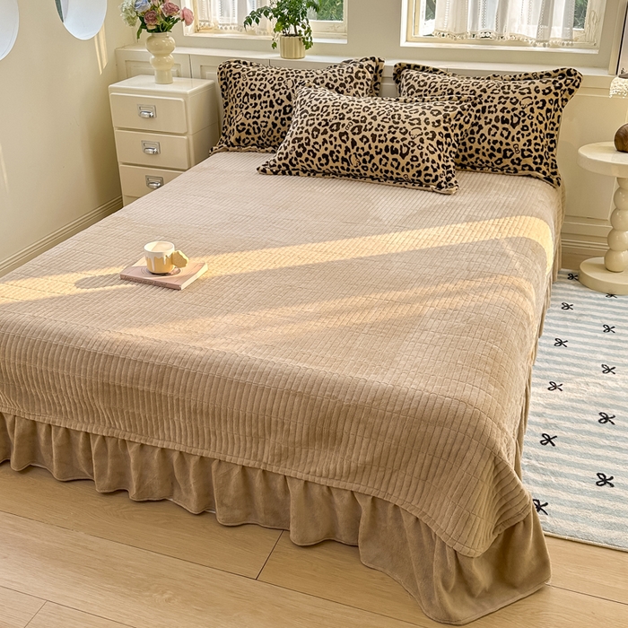 91家纺网 家纺一手货源 找家纺 欧尚 2025新款高克重牛奶绒加厚保暖印花床盖四件套 咖豹纹