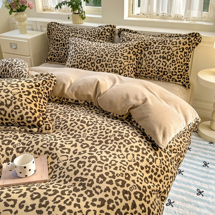 91家纺网 家纺一手货源 找家纺 欧尚 2025新款高克重牛奶绒加厚保暖印花床盖四件套 咖豹纹